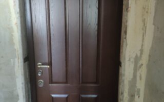 дверь в квартиру с отделкой массивом дерева