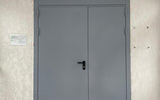 большая противопожарная двустворчатая дверь с одним замком