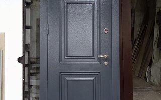 входная дверь с металлобагетом снаружи, с внутренней отделкой из МДФ